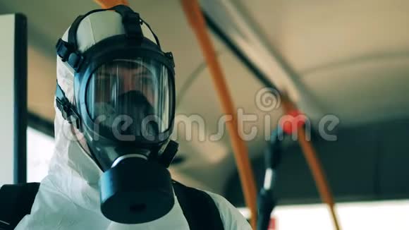 冠状病毒预防卫生消毒流程一名穿防毒服的消毒工人的脸部视频的预览图