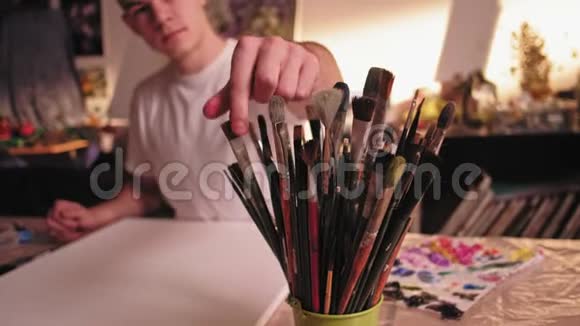 艺术爱好者选毛笔画新画视频的预览图