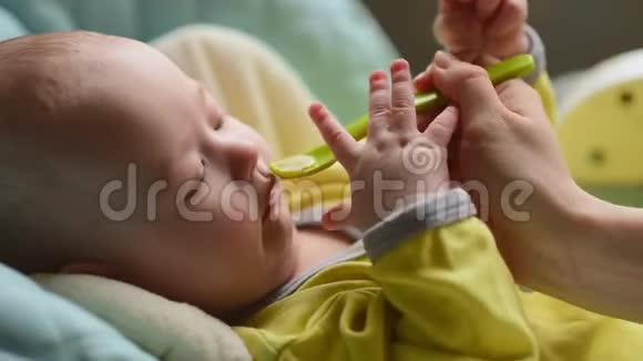 妈妈用勺子喂婴儿妈妈给孩子食物视频的预览图