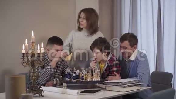 一幅快乐的白种人成熟女人与正在下棋和离开房间的男人交谈的肖像多代快乐视频的预览图