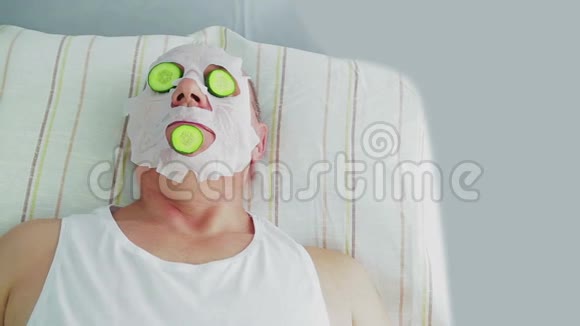女性美容师在水疗沙龙做男人蔬菜面部治疗视频的预览图