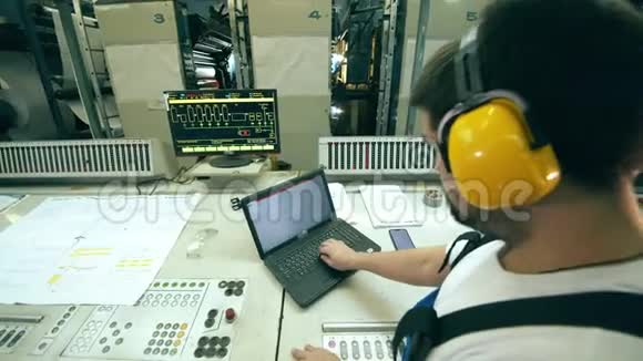 男性检查员使用计算机设备视频的预览图
