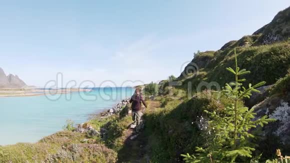 年轻的女旅行者走山路欣赏风景视频的预览图