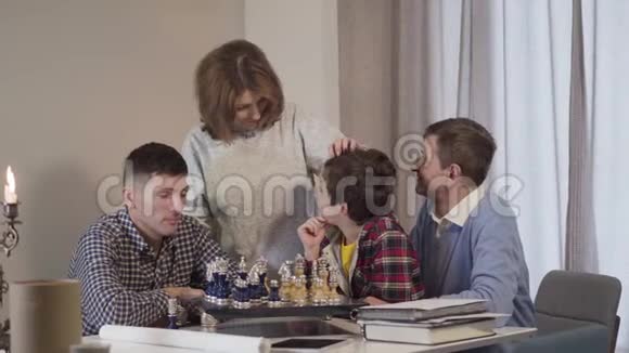 四个不同年龄的白种人看着镜头微笑快乐的小男孩他的父亲和祖父母视频的预览图