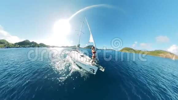 带着一个女人在船上远程拍摄的帆船暑假期间乘坐帆船的朋友海视频的预览图