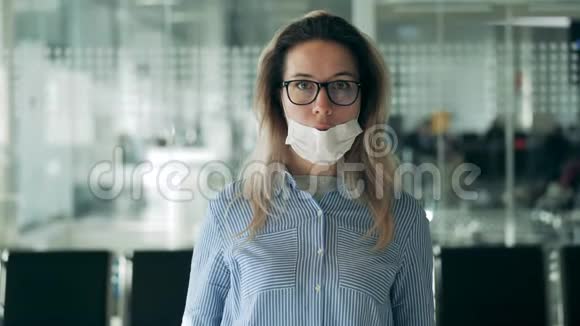 女人戴着眼镜戴着医用口罩视频的预览图