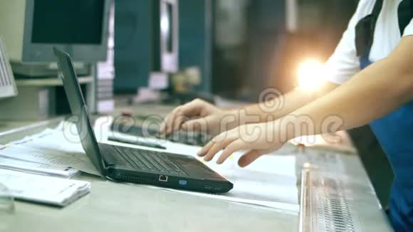 笔记本电脑和一个男工程师在工厂里打字视频的预览图