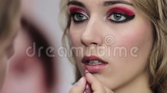 节日化妆师为女性唇衬视频的预览图