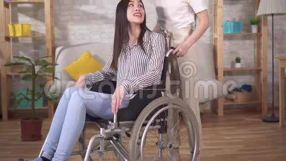 一位坐轮椅的亚洲残疾妇女与其朋友的肖像视频的预览图