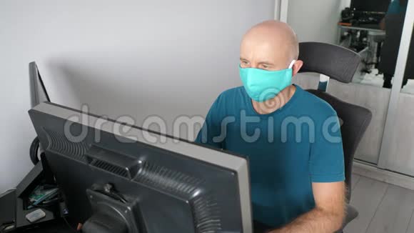 冠状病毒在家工作的人戴着防护面罩冠状病毒检疫戴防护面罩工作视频的预览图