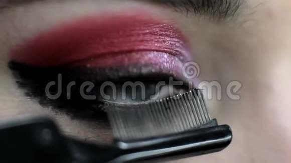 眼妆专业美工工具睫毛梳视频的预览图