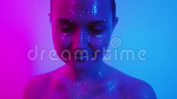 闪闪发光的艺术有趣的女人闪闪发光的脸身体皮肤视频的预览图