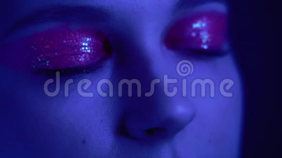 闪烁时尚化妆女人眼睛霓虹灯蓝光视频的预览图