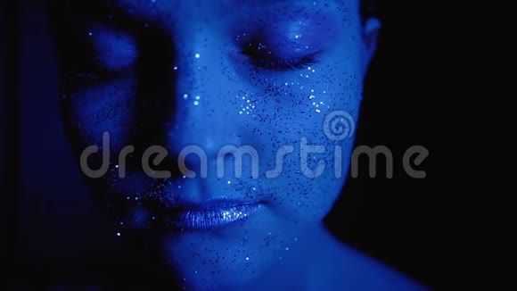 模特儿彩色灯光女人闪亮的蓝色光芒视频的预览图