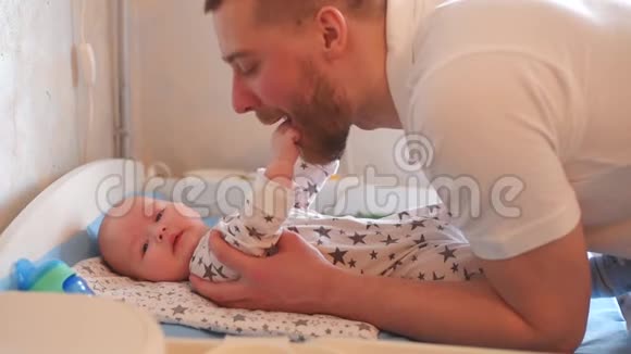 父亲正在和一个小孩玩爸爸和一个新生儿在一起视频的预览图