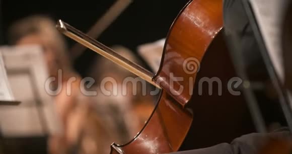 在音乐会上演奏大提琴的女人视频的预览图