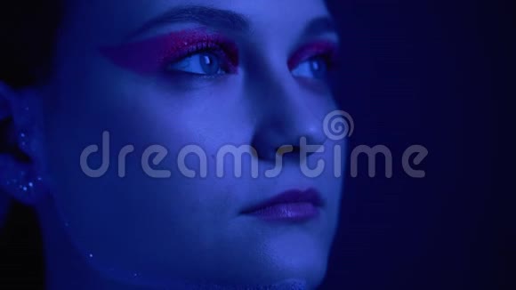 艺术闪光化妆女美女蓝色视频的预览图