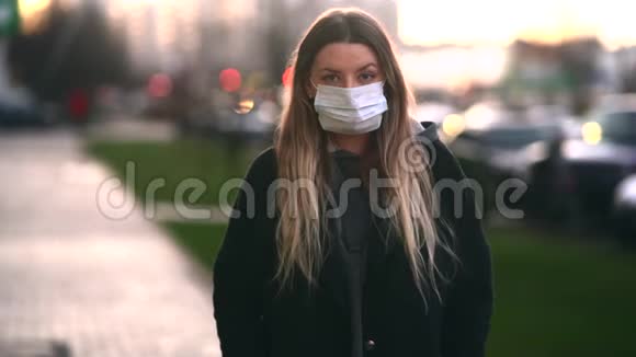 城市背景上戴着医疗面具的女孩冠状病毒预防病毒性疾病视频的预览图