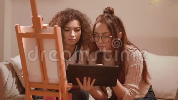 在线绘画课程女性看平板电脑视频的预览图