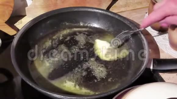 在平底锅里融化黄油视频的预览图