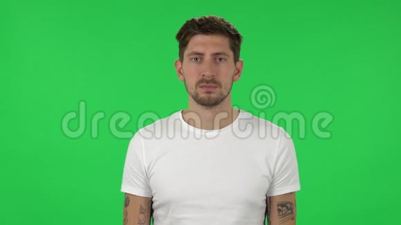一个自信的男人的肖像脸上带着惊讶的表情绿色屏幕视频的预览图