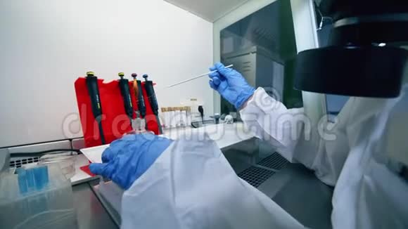 冠状病毒2019nCoV概念一个穿着防毒服的妇女正在进行化学实验视频的预览图