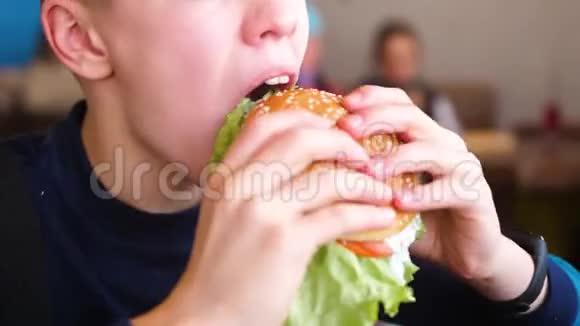 一个孩子在快餐店里吃一个面包里面有小面包和奶酪视频的预览图