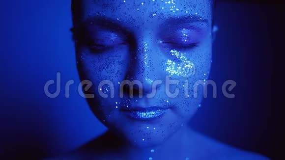 霓虹灯人像女人闪亮的脸蓝色发光视频的预览图