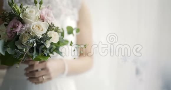 手拿鲜花的新娘视频的预览图