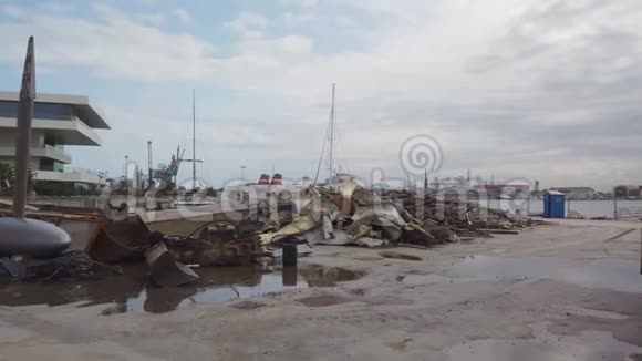 在欧洲的一个海港报废金属视频的预览图