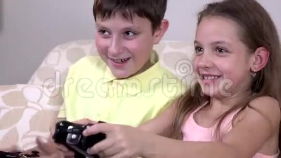 快乐的孩子们玩电子游戏视频的预览图