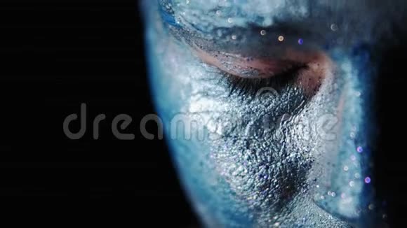 有创意的化妆女脸蓝色闪光的眼睛视频的预览图
