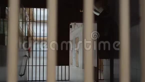 监狱走廊穿过钢筋视频的预览图