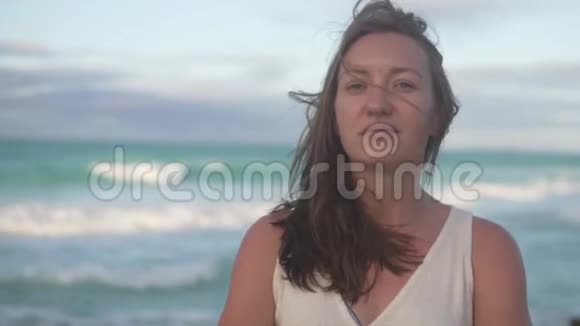 特写镜头在大海的背景下面对一个疲惫的女人视频的预览图