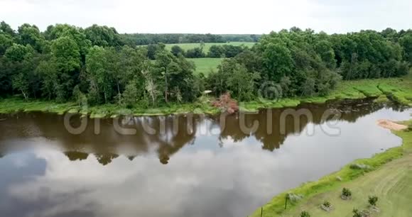 钓鱼湖在农场上视频的预览图