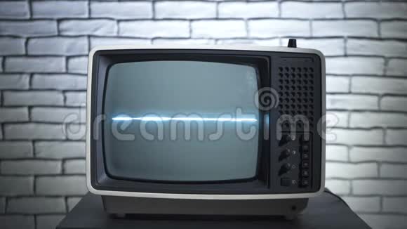 旧电视和人类手的视频视频的预览图