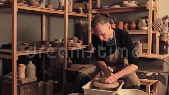 陶艺技工陶制陶轮视频的预览图