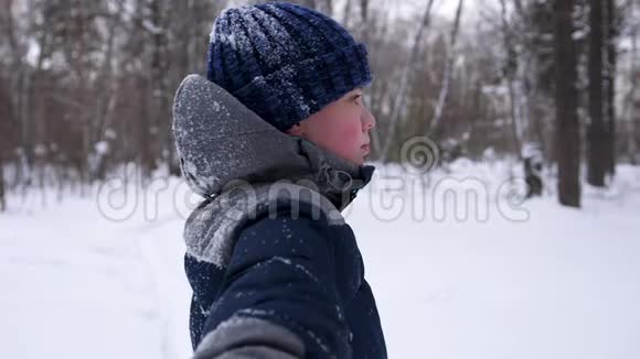 一个孩子在雪地里慢慢地摔倒暴风雪户外运动积极的生活方式视频的预览图