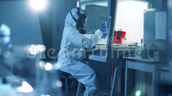 穿防护服的专家正在实验室工作冠状病毒2019nCoV概念视频的预览图