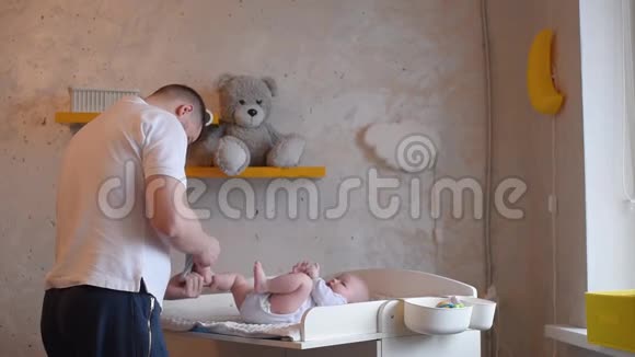 一位父亲正在给他的孩子穿衣服照顾新生儿的爸爸视频的预览图