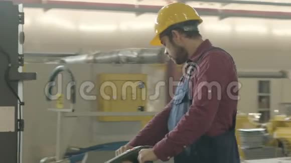 工厂员工在车间驾驶叉车视频的预览图