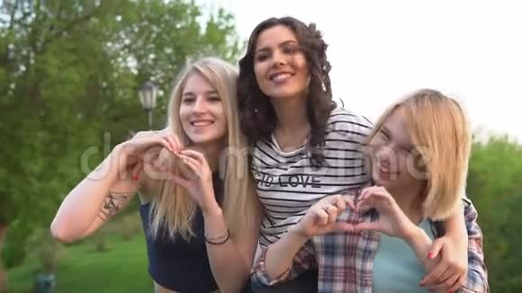美丽的姑娘们用手来表达她们的爱和心意最好的朋友在一起视频的预览图