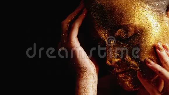 闪闪发光的艺术肖像女子闪亮的金色脸视频的预览图