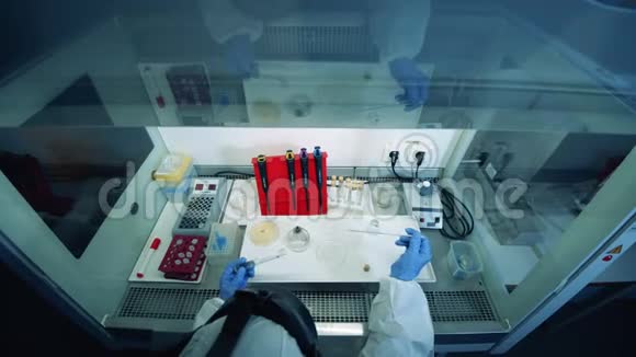 溅水服的研究员正在研究生化材料负责冠状病毒的流行病学专家视频的预览图