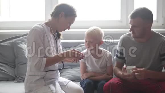 医生用拳击给男孩吃药视频的预览图