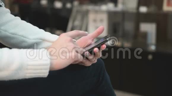 年轻女孩在美容院用智能手机视频的预览图