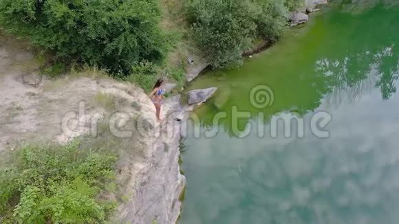 小女孩从山上跳入水中没有成功视频的预览图