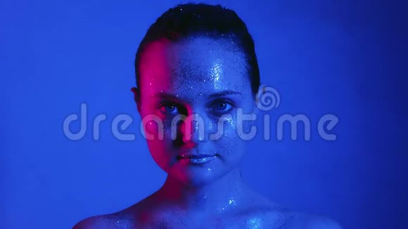 模特霓虹灯光女人闪亮的皮肤视频的预览图