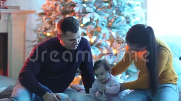 圣诞树旁幸福的微笑家庭视频的预览图