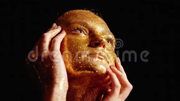 闪亮的皮肤艺术女人金色闪闪发光的脸颈视频的预览图